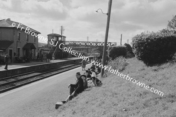 WARTIME WAITING,CROWDING